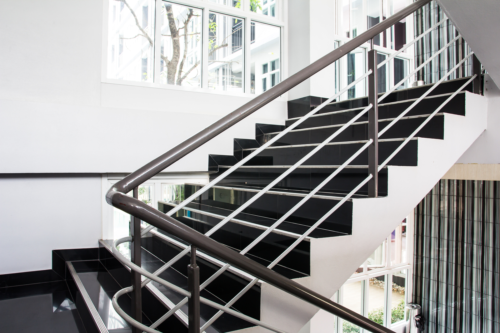 treppenhausreinigung-aachen-gebaeudereinigung-schmitz-diaz-treppenhaus-1